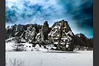 An den Externsteinen herrscht magische Winterstimmung. - &copy; Simona St&uuml;ker