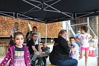 Prinzessin für einen Tag: Die kleine Fatmagül aus Bad Salzuflen freute sich besonders über die Kinderschminkstation am Ziel vor dem Konzerthaus. - © Erol Kamisli