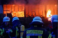 Die Feuerwehr rückte zu einem Großbrand in Bielefeld-Altenhagen aus. - © Paul Brinkmann
