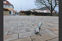 Auf dem Platz vor der Polizeidienststelle in Willebadessen liegt ein St&uuml;ck verbogenen Metalls, das Schw&auml;rzungen, vielleicht Ru&szlig;, aufweist. - &copy; Svenja Ludwig