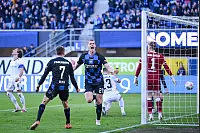 SCP-Stürmer Steffen Tigges jubelt über seinen Treffer zum 2:2. Teamkollege und Vorbereiter Filip Bilbija (vorne l.) freut sich mit ihm. - © Teresa Kröger