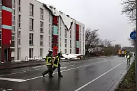 An der Bielefelder Straße in Detmold hat der Sturm große Teile der Dachdeckung des Studentenwohnheims losgerissen. Etliche der quadratmetergroßen Styroporplatten sind teils mehr als 100 Meter weit geflogen und liegen auf der Straße und in den Gärten. - © Bernhard Preuss