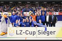 2020: Zum dritten Mal in Folge gewinnt der FC Donop-Voßheide in Lemgo und darf den Wanderpokal für immer behalten. Das Endspiel gegen den TSV Sabbenhausen verläuft einseitig, endet 7:0. Im Halbfinale hatte SG Lieme-Bexterhagen beim 0:3 viel mehr Widerstand geleistet. Als beste Torschützin erhält Nele Busch (3 Treffer) einen Sonderpreis.   - © Paul Cohen