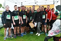 Startklar: Beim achten AOK-Firmenlauf haben zahlreiche Sportler dem Regen getrotzt. - © Yvonne Glandien