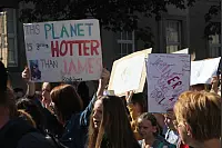 Klima retten: Rund 2000 Menschen gehen in Detmold bei der bislang größten "Fridays for Future"-Demo auf die Straße. - © Bernhard Preuss