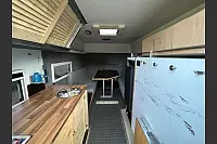 Vorher: So sah der Wagen des Paars von Innen aus, bevor die Umbaumaßnahmen richitg starteten. - © Lena Kley