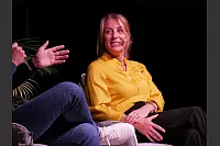 Hart aber Pawellek: Frank Plasberg und seine Frau Anne Gesthuysen plaudern mit Louis Pawellek im Kurtheater. - © Thomas Krügler