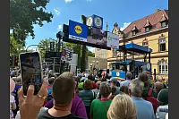 Alle versuchen ein Bild von den Radlern in Herford zu bekommen. - © Daniel Salmon