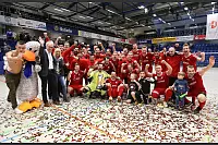 2018: Der FC Augustdorf sichert sich zum ersten Mal den Titel, gewinnt im Endspiel mit 3:1 gegen den RSV Barntrup. Auf das 0:1 von Simon Schlingmann antworteten Alexander Eck, Alexander Rau und Marco Mescheder. Mescheder zeichnete die LZ zum besten Spieler der Endrunde aus. Die weiteren Einzelehrungen: Johannes Lindemeyer (bester Torschütze) und Lennart Rühlemann (SVE Jerxen-Orbke). 3700 Zuschauer sind in der Halle, sehen auch ein 2:1 der Frauen des FC Donop/Voßheide gegen TuS Asemissen. - © Paul Cohen