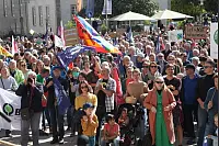 Klima retten: Rund 2000 Menschen gehen in Detmold bei der bislang größten "Fridays for Future"-Demo auf die Straße. - © Bernhard Preuss