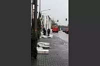 In der Bielefelder Straße in Detmold ist das Flachdach eines Studentenwohnheims teilweise auf die Straße geweht worden. - © Facebook-Nutzer