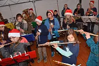 Oh du fr&ouml;hliche: Die Bl&auml;serklasse 6 a spielte besinnliche und fr&ouml;hliche Lieder zum Advent. - &copy; Sibylle Kemna