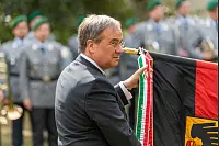 Ministerpräsident verleiht auf dem Schloßplatz der Panzerbrigade 21 „Lipperland“ der Bundeswehr das Fahnenband des Landes Nordrhein-Westfalen. - © Jannik Stodiek