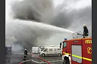 Die Feuerwehrleute setzten dabei Wasserwerfer,... - © FOTO: JENS REICHENBACH