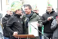 Von der StKG für die Stadt: Der bunte Kreisverkehr ist ein Geschenk der Steinheimer Narren zum 750-jährigen Jubiläum der Emmerstadt. - © Madita Schellenberg