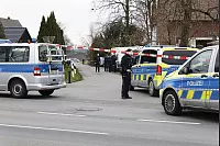 Die Polizei ist zu einem Gro&szlig;einsatz in Verl ausger&uuml;ckt. Es wird wegen K&ouml;rperverletzung ermittelt. - &copy; Roland Th&ouml;ring