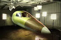 Auch Flugzeugteile, wie hier ein Cockpit, lassen Hersteller bei der IABG testen. - © IABG