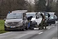 SEK-Beamte packen nach der Festnahme eines Tatverd&auml;chtigen ihre Waffen ein. - &copy; Roland Th&ouml;ring