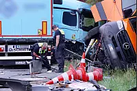 Tödlicher Unfall auf der A2 bei Gütersloh: Ein Sattelzug gerät aus unbekannten Gründen auf den Standstreifen. Ein Straßenwärter starb. - © Patrick Menzel