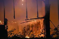 Die Einsatzkräfte rückten von mehreren Seiten gegen die Flammen vor. - © Paul Brinkmann