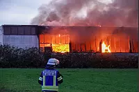 Die Feuerwehr rückte zu einem Großbrand in Bielefeld-Altenhagen aus. - © Paul Brinkmann