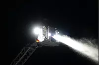 Die Feuerwehr setzte auch Drehleitern ein. - © Paul Brinkmann