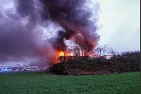 Die Feuerwehr rückte zu einem Großbrand in Bielefeld-Altenhagen aus. - © Paul Brinkmann