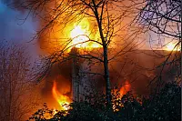 Die Feuerwehr rückte zu einem Großbrand in Bielefeld-Altenhagen aus. - © Paul Brinkmann