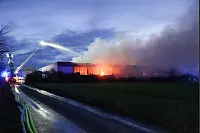 Zwischenzeitlich wurde das Löschwasser knapp. - © Paul Brinkmann