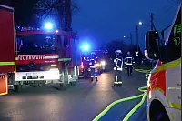 Berufsfeuerwehr und Freiwillige Feuerwehr sind an dem Löscheinsatz beteiligt. - © Paul Brinkmann