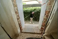 Innerhalb von nur einem Monat wird das ganze Haus in Bielefeld saniert. - © Peter Unger