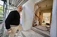 Innerhalb von nur einem Monat wird das ganze Haus in Bielefeld saniert. - © Peter Unger