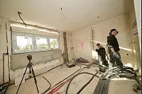 Innerhalb von nur einem Monat wird das ganze Haus in Bielefeld saniert. - © Peter Unger