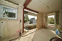 Innerhalb von nur einem Monat wird das ganze Haus in Bielefeld saniert. - © Peter Unger