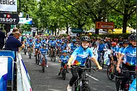 Die Kinder haben bei der Bike-Parade der Lidl Deutschland-Tour Spaß. - © Daniel Salmon