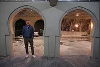 Gerald Zein im Türbogen des neuen Dampfbades, dem Hammam. - © Ulf Hanke