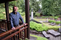 Gerald Zein, kaufmännischer Leiter der German Wellness Resorts, auf dem Balkon im Saunabereich. - © Ulf Hanke