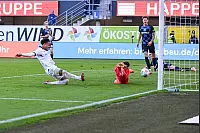Arminia Bielefelds Momuluh drückt den Ball in der 29. Minute zum 1:2 über die Linie. - © Teresa Kröger