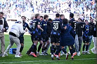 18.10.2025, Fussball, 2.Liga, Saison 2024/2025, SC Paderborn 07 - DSC Arminia Bielefeld, Die Spieler vom SC Paderborn feiern den Heimsieg mit den Fans,
Foto: Teresa Kroeger - © Teresa Kroeger
