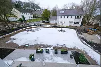 Blick aus der ersten Etage in den verschneiten Garten, wo im Fr&uuml;hling und Sommer wieder die Blumen bl&uuml;hen. - &copy; Andreas Zobe