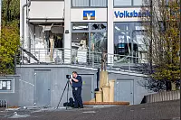 Mitarbeitende der Bielefelder Polizei sichern an der Volksbank in Paderborn-Dahl Spuren. - © Niklas Tüns