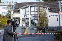 Die Sprengung eines Geldautomaten hinterlässt in der Verbundvolksbank-Filiale in Paderborn-Dahl massive Schäden. - © Niklas Tüns