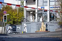 Mitarbeitende der Bielefelder Polizei sichern an der Volksbank in Paderborn-Dahl Spuren. - © Niklas Tüns