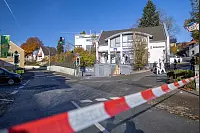 Wegen der Geldautomatensprengung in der Volksbank-Filiale ist Ortsdurchfahrt des Paderborner Stadtteils Dahl stundenlang gesperrt. - © Niklas Tüns