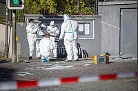 Mitarbeitende der Bielefelder Polizei sichern an der Volksbank in Paderborn-Dahl Spuren. - © Niklas Tüns
