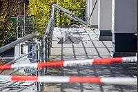 Mitarbeitende der Bielefelder Polizei sichern an der Volksbank in Paderborn-Dahl Spuren. - © Niklas Tüns