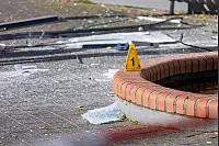 Mitarbeitende der Bielefelder Polizei sichern an der Volksbank in Paderborn-Dahl Spuren. - © Niklas Tüns