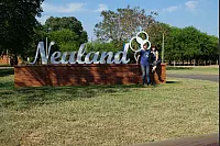 Willkommen in Neuland: Elli und Ernst Pankratz am Ortseingang zum Zentrum der Kolonie. Der Ortseingang ist auch ein beliebtes Fotomotiv. - © Pankratz.