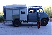 Nachher: Aus dem alten Feuerwehrwagen ist ein Fahrzeug mit viel Stauraum geworden. Die Metall-Rollos außen können einfach hochgeschoben werden. - © Lena Kley