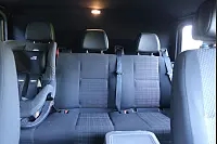 Nachher: Die geräumige Fahrerkabine des umgebauten Oldtimer-Feuerwehrwagens bietet Platz für die ganze Familie und vereint Komfort und Nostalgie auf Reisen. - © Lena Kley